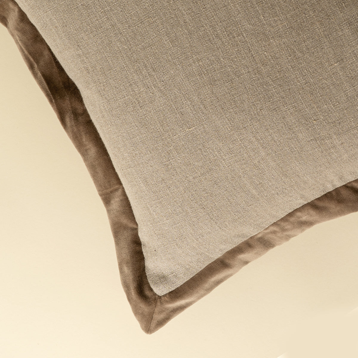 20x20 Velvet Edge Linen Pillow, Chocolate