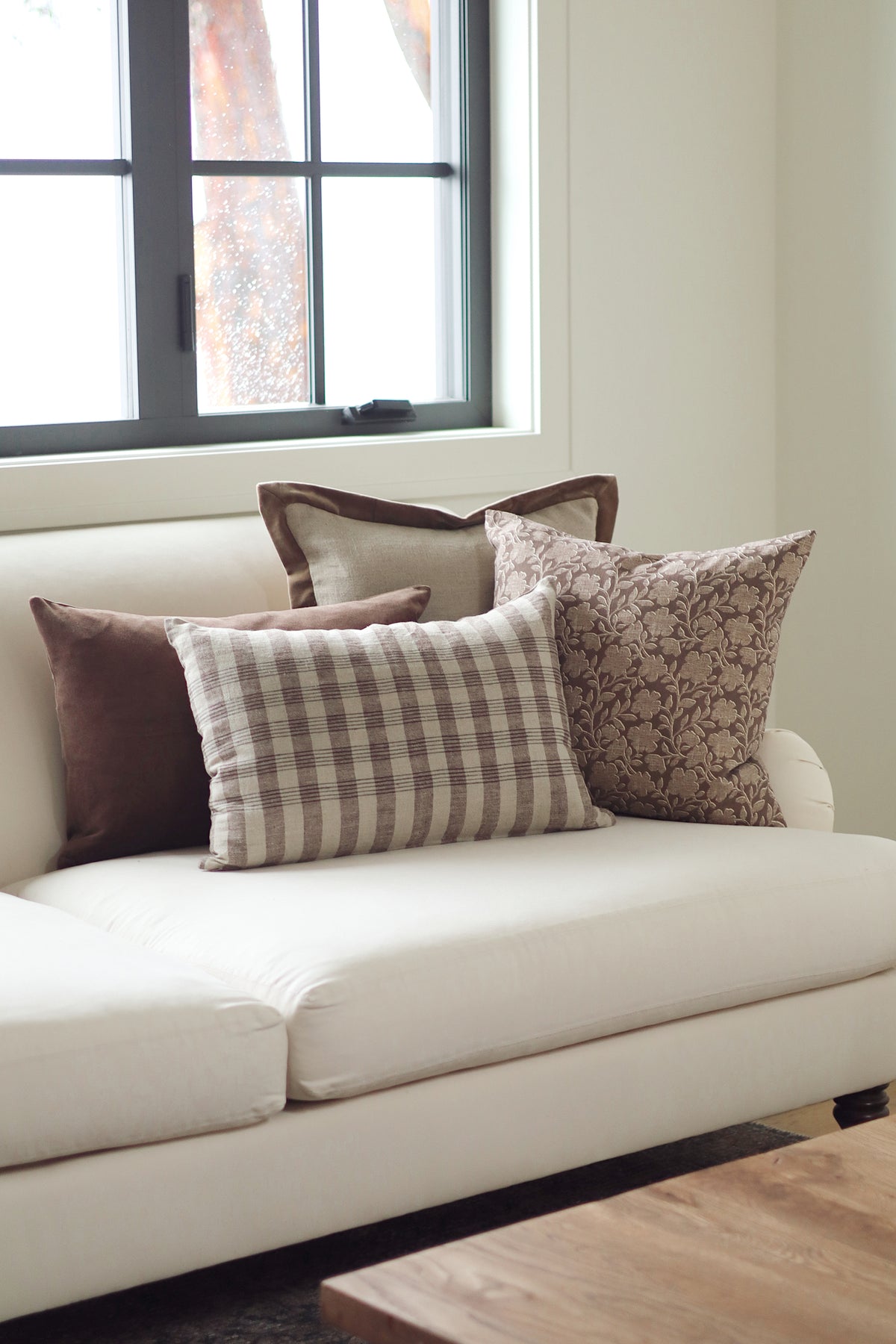 20x20 Velvet Edge Linen Pillow, Chocolate